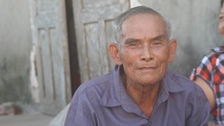 Sự thật về câu chuyện liêu trai hình “mặt người” nổi trên cột nhà